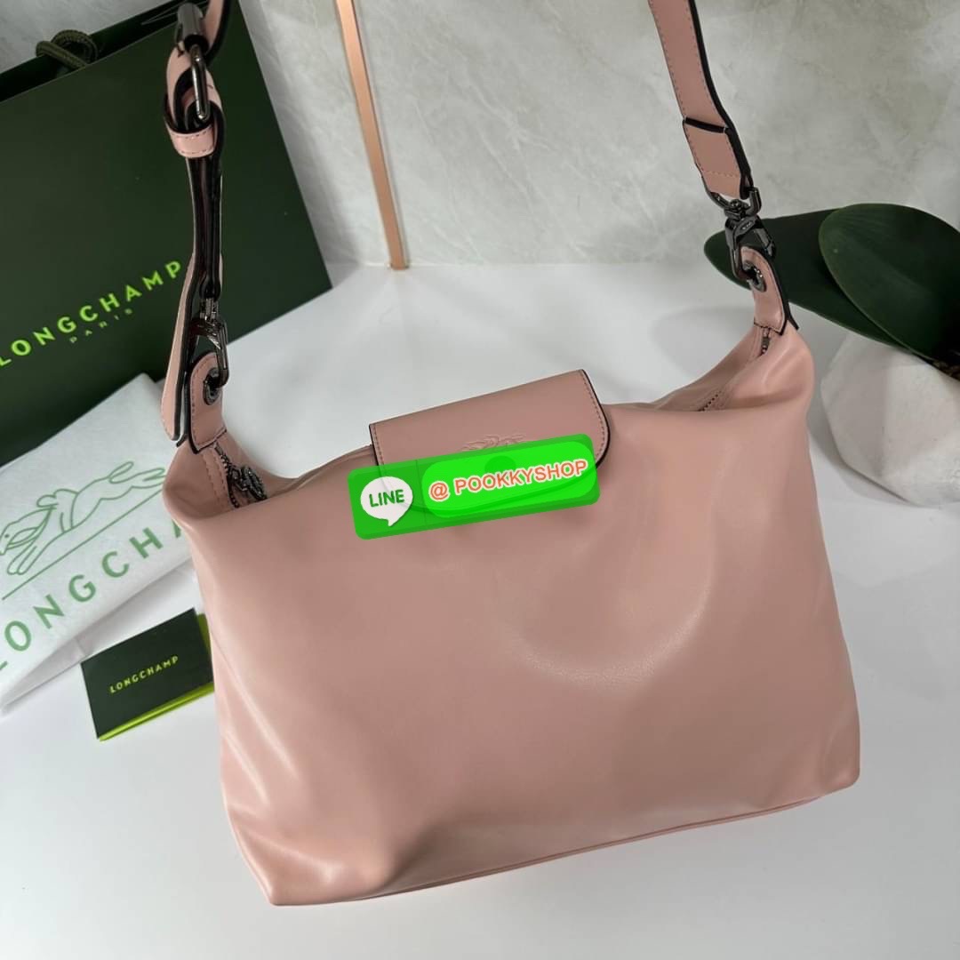 LONGCHAM LE PLIAGE XTRA Hobo bag M กระเป๋าสะพายไหล่ HOBO ออกแบบเพื่อให้ดูเรียบหรูหรา มีความสง่า รูปทรงเก๋ไก๋ วัสดุหนังแกะนิ่มมือ สายสะพายไหล่ปรับระดับได้และถอดออกถือได้ เปิด- ปิด ด้วย ซิป ภายใน ช่องโล่งกว้าง มีช่องซิปแยก ใบใหญ่สามารถใส่ของได้เยอะคะ