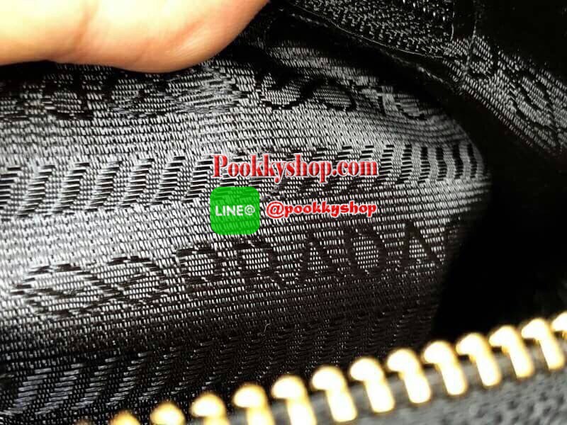 Prada Limited edition กระเป๋าอเนกประสงค์ทรงสวยหนังลายคาเวียร์มีสายยาว เลิศมาก ขนาดกำลังดี ใช้แล้วสวยมากๆ น้ำหนักเบา อะไหล่ทองหรูมาก จุของคุ้ม มี3ช่องหลัก เปิด-ปิดด้วยซิป งานเกินราคารับประกันค่ะ