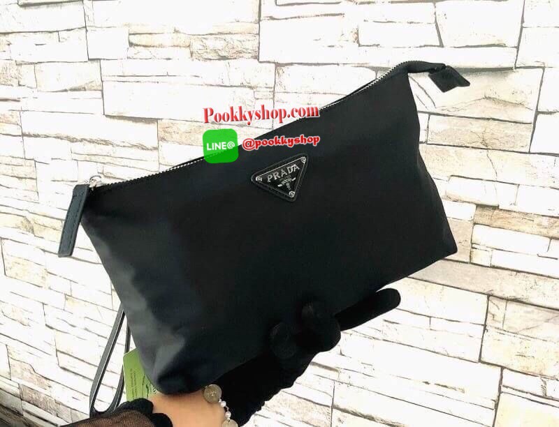 MUST HAVE! PRADA NYLON GIFT WITH PURCHASE CROSSY BAG กระเป๋าคล้องมือ พรีเมี่ยมกิ้ฟจากเคาน์เตอร์ต่างประเทศรุ่น Limited วัสดุ Nylon เนื้อหนาคุณภาพดีตามแบบฉบับแบรนด์ เปิดปิดด้วยซิปขนาดกำลังดีด้านหน้าประดับโลโก้แบรนด์หรู ด้านหลังมีช่องซิปอีก1 ช่องภายในมีช่องซ