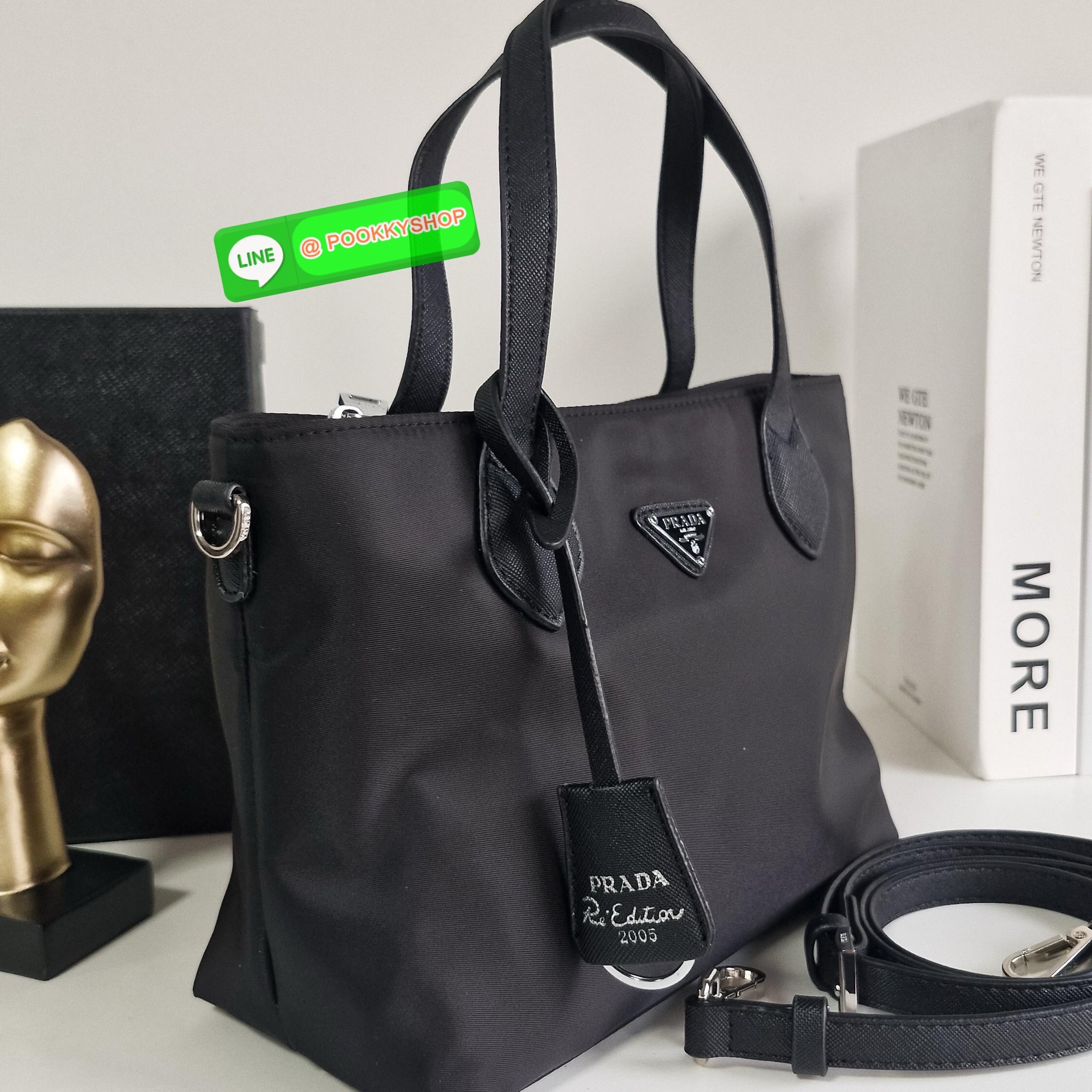 NEW ARRIVIAL กระเป๋าผ้าไนล่อน ทรงHandbag ขนาดกำลังดีมินิน่ารักมากค่า จากแบรนด์ PRADA เปิดปิดด้วยซิป ด้านในมีช่องซิปและช่องแยก แบ่งเป็นสัดส่วน ใส่กปต.ยาว เครื่องสำอางค์ ได้สบายค้า เหมาะกับการถือเป็น everyday look สุดๆ และยังมาพร้อมสายยาว Crossbodyได้อีกด้ว