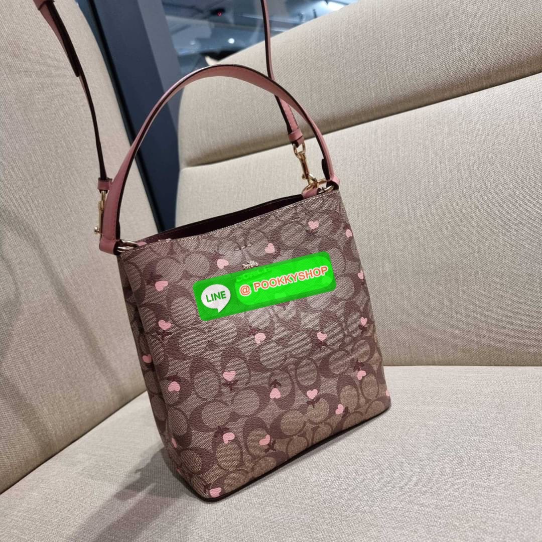 COACH C3238 SMALL TOWN BUCKET BAG IN SIGNATURE CANVAS WITH HEART FLORAL PRINT กระเป๋าบัคเก็ตน่ารักสดใส ลายพริ้นท์หัวใจเต็มใบ ดีไซน์ตัดกับสีกากีได้อย่างลงตัว วัสดุหนังแคนวาสเคลือบลาย ปากกระเป๋าเปิด-ปิดด้วยกระดุมแม่เหล็ก 2ฝั่ง มีหูจับในตัวและสายสะพายข้างมาใ