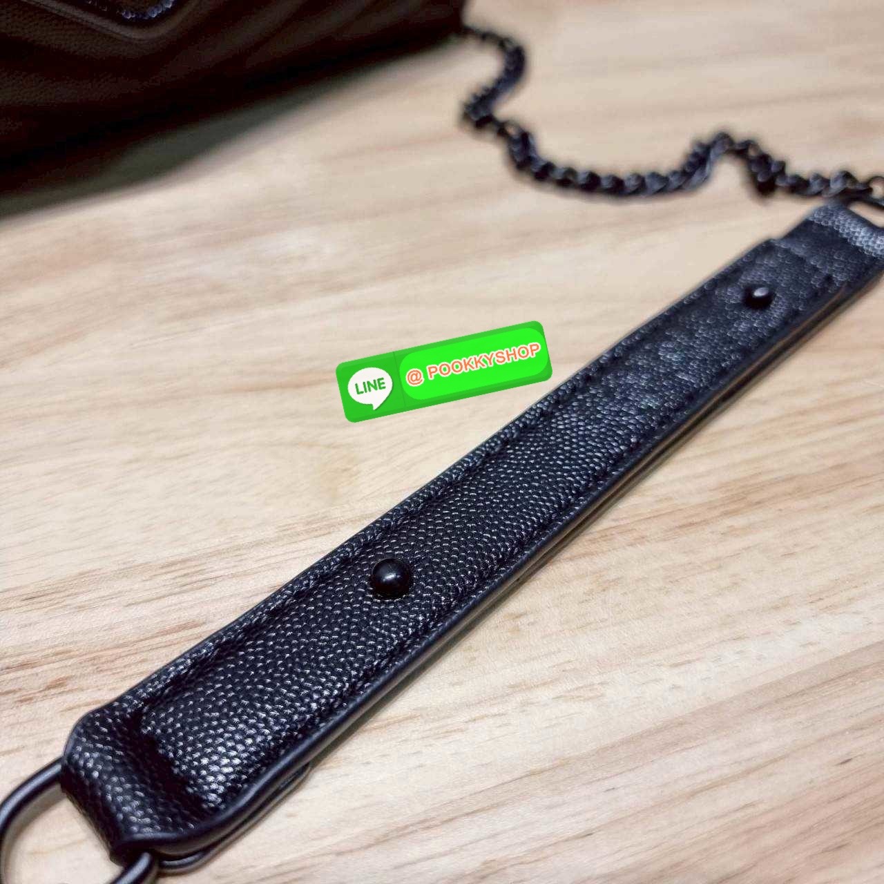 🔆 Model YSL clutch bag with chain ไม่เคยผิดหวังจริงๆ!! กับรุ่นที่สาวๆรู้กัน กระเป๋าสะพายพรีเมี่ยมกิ๊ฟ จากเคาน์เตอร์ vip dutyfree ทรง woc สุดฮอต ดีไซน์เรียบหรู โดดเด่นด้วยโลโก้ด้านหน้า เพิ่มดีเทลความผู้ดี ใช้งานง่ายเพียงแค่เปิด-ปิดด้วยกระดุมแม่เหล็