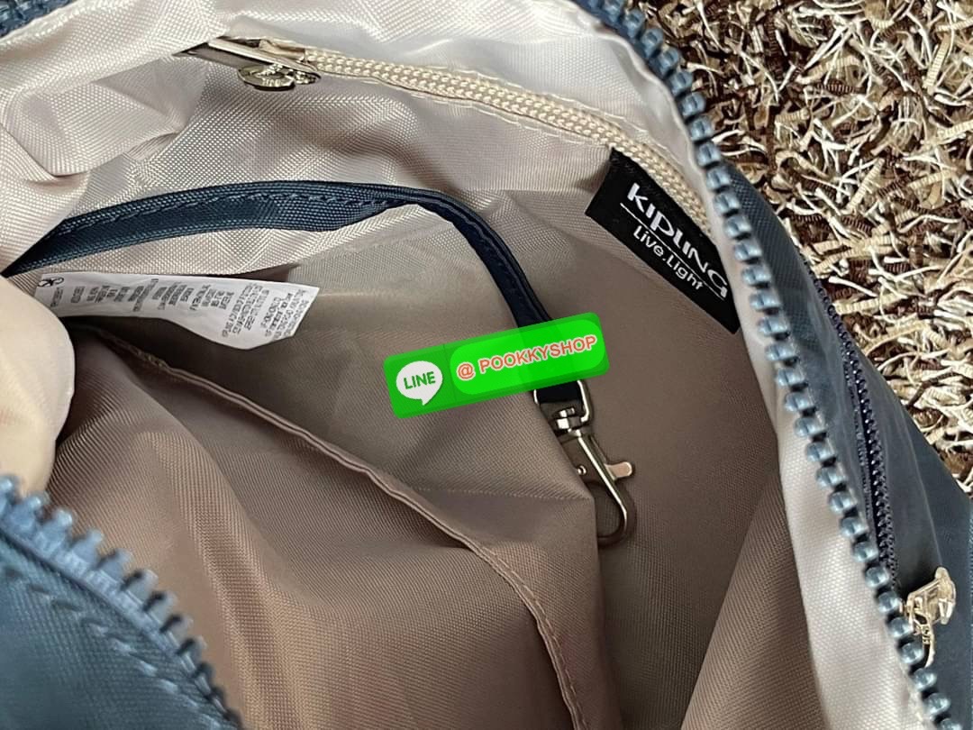 💕Kipling Silen Crossbody Bag กระเป๋าสะพายไหล่ช่วยเพิ่มความโมเดิร์นไม่ตกเทรนด์ให้กับลุคตามสไตล์การแต่งกายของคุณมากขึ้น มีน้ำหนักเบา พกพาไปไหนมาไหนได้สะดวก ใส่สิ่งของได้ครบครันโดยไม่ต้องกังวล นอกจากนี้ ยังมีสายสะพายที่ปรับระดับได้ มีช่องใส่ของเพิ่มเ