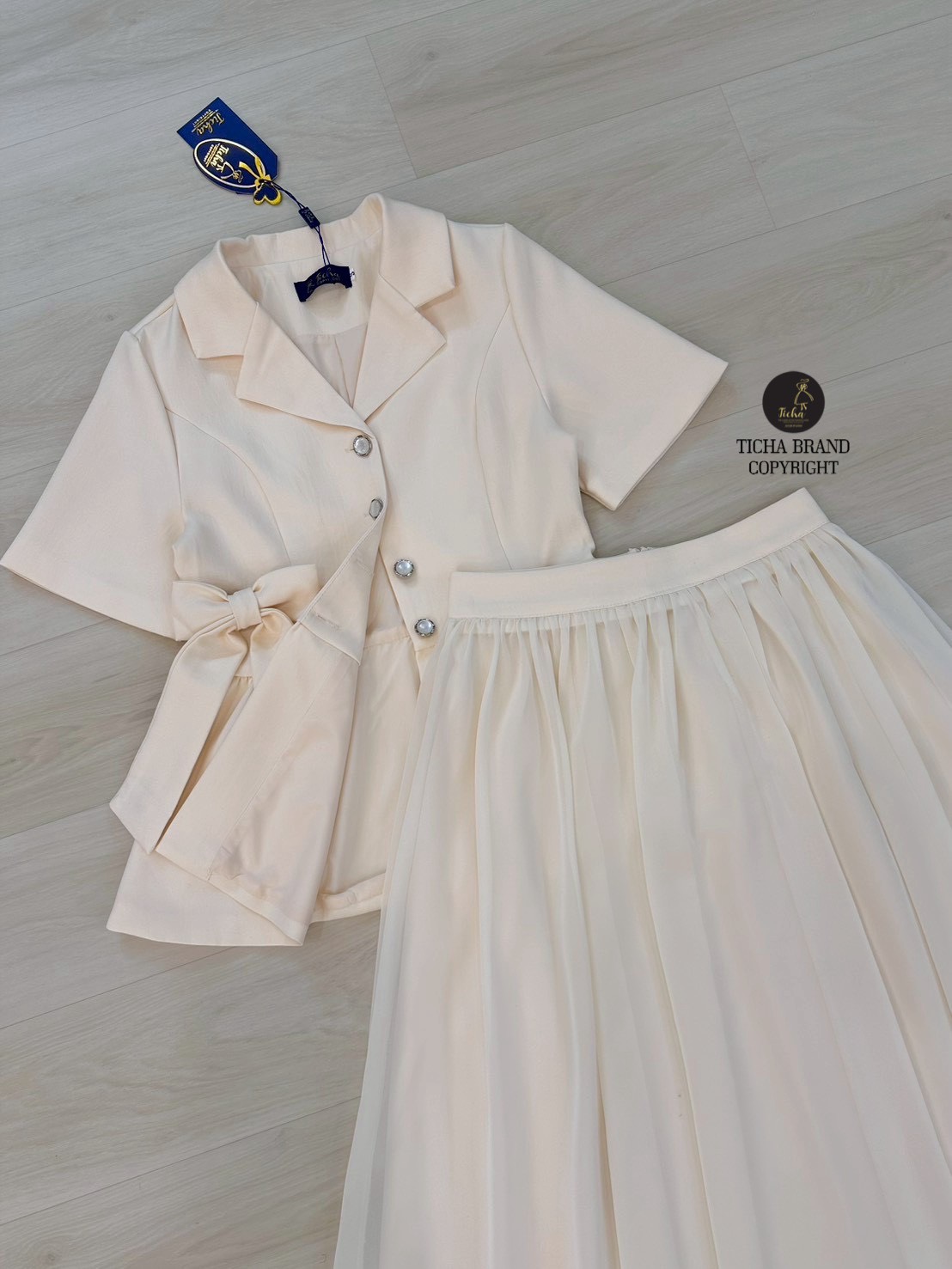 ชุดเซทแฟชั่น Set.3 ชิ้นเสื้อ+ กระโปรง+เข็มกลัด เสื้อแขนสั้นคอปกสีครีม แต่งชายปลายออก