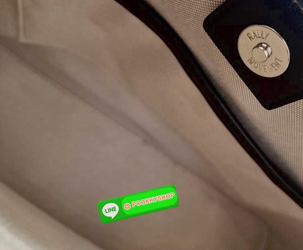 พร้อมส่งแล้ววันนี้!! RALLY TOTE BAG หายากที่สุดในตอนนี้!! ตัวกระเป๋าทำจาก LIGHTWEIGHT DURABLE CANVAS มีน้ำหนักเบา และในส่วนของฐนกระเป๋าและหูกระเป๋าทำจากหนังวีแกน ซึ่งมีความแข็งแรง ทนทาน แถมยังรองรับน้ำหนักได้ดี โดยภายในกระเป๋าจะมีช่องใส่ของขนาดเล็กสำหรับจ