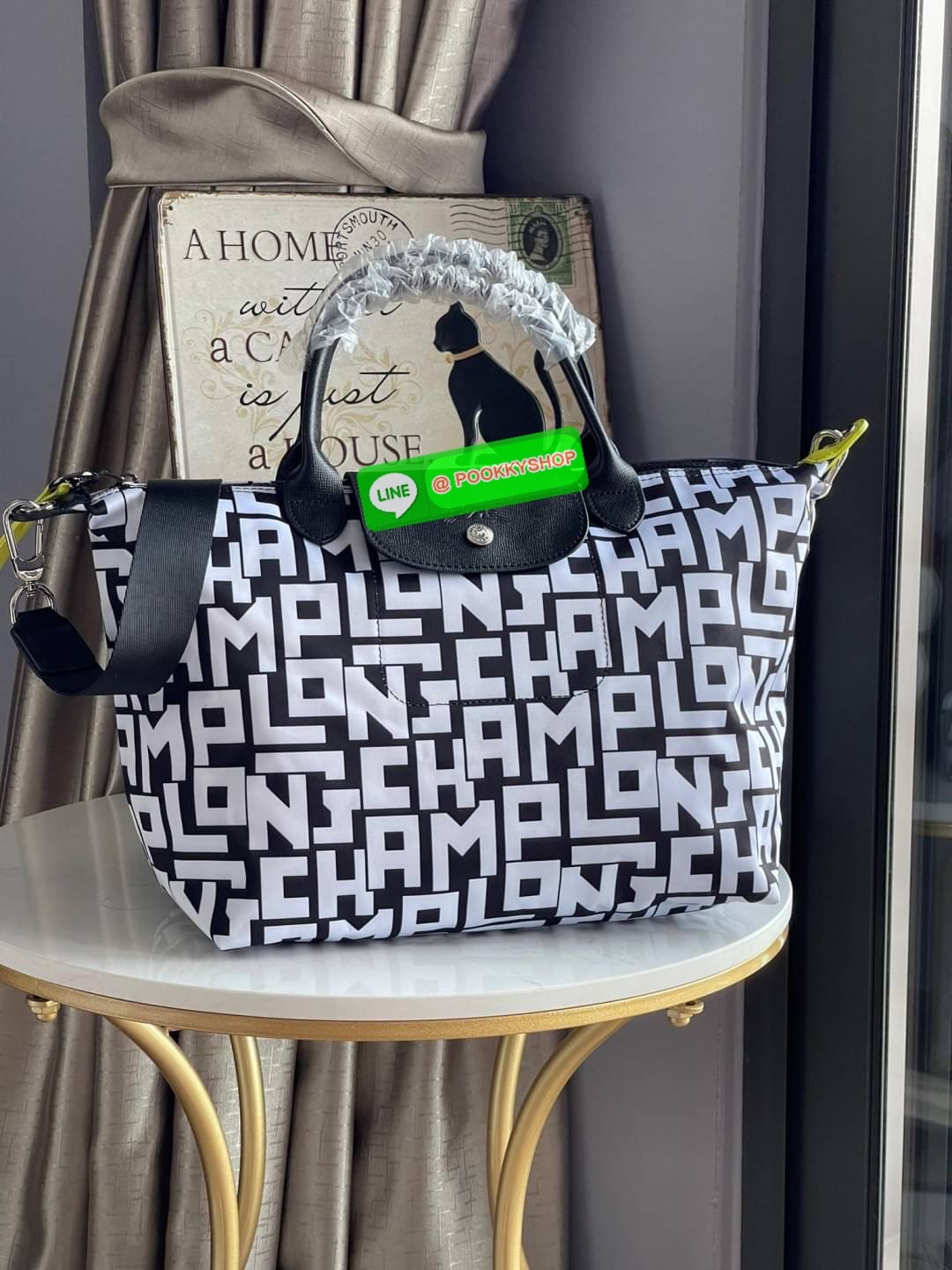 💕Longchamp LE PLIAGE LGP TOP HANDLE BAG M พบกับคอลเลคชั่นใหม่ล่าสุด มีดีไซน์ที่เรียบหรูและคลาสสิก แฝงด้วยลูกเล่นแบบเฟมินีน แถมยังมีน้ำหนักเบาอย่างไม่น่าเชื่อ มาพร้อมกับหูจับกระเป๋าคู่และฝาปิดแบบกระดุม กระเป๋าถือใบนี้สามารถใช้ถือแบบทั่วไป มีสายสะพา