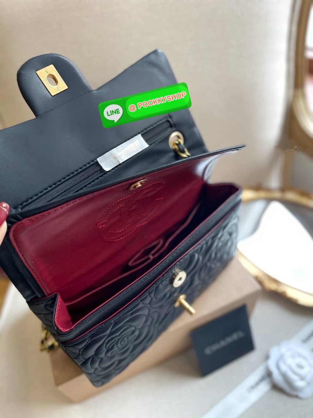 Chanel Camellia flap bag คุณภาพดีตามแบบฉบับของแบรนด์ ขนาดกำลังดี น้ำหนักเบา ด้านหน้ามีโลโก้แบรนด์อะไหล่ทอง มีช่องใส่บัตร ใส่ของจุกจิก เปิดปิดด้วยฝาปิดกระดุม ตัวจริงสวยมากๆถูกใจรีบจองนะคะ ราคาสุดคุ้ม จำนวนจำกัด หายากค่ะ!