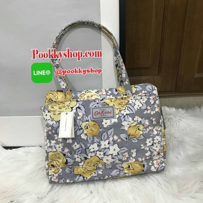Cath kidston multi pocket tote bag มองหากระเป๋าสะพายไหล่อยู่ไหมคะ ใบนี้ตอบโจทย์เลยค่ะ ขนาดกำลังดี สะพายไหล่ได้พอดีไม่รั้งแขน แถมมีหลายช่อง มีซิปมิดชิด นับว่าเป็นใบที่สะดวกในการใช้งานมากๆค่ะ ช่องหลักบุผ้าลายเดียวกับด้านนอกอย่างดีค่ะ สามารถใส่ไอแพด และสมุดโ