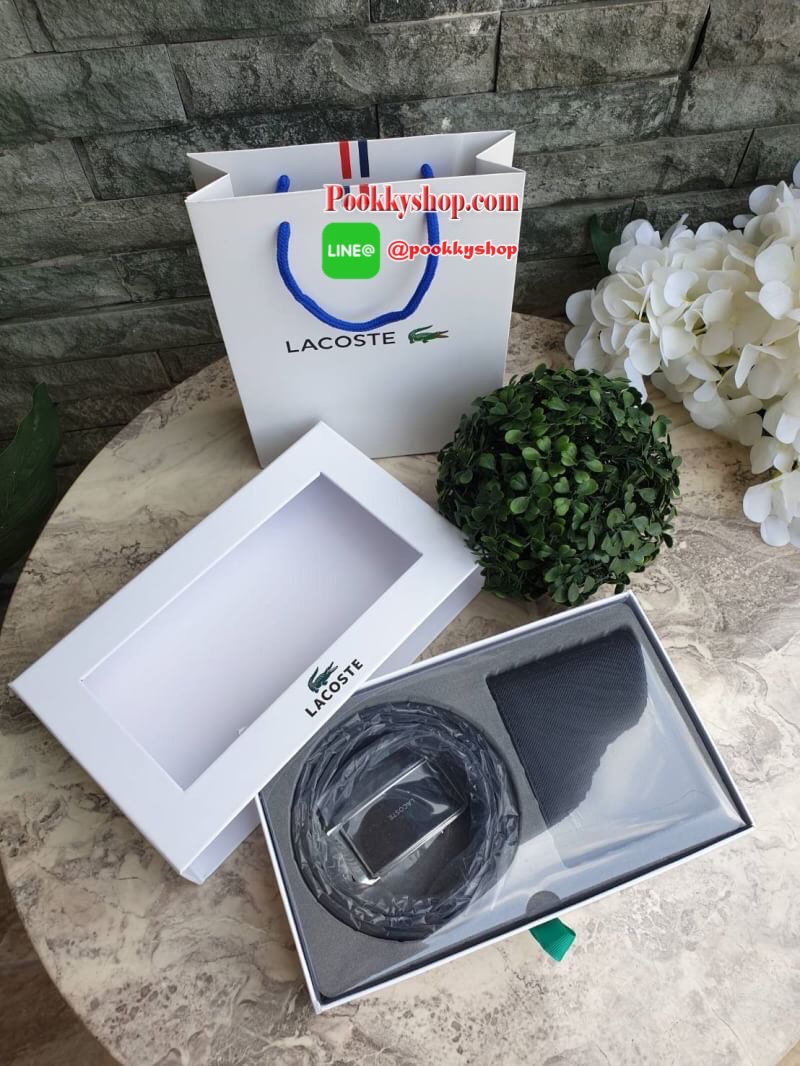 ลาคอส CLASSIC PETIT PIQUE Belt & Wallet Set !!! ซื้อ1ได้ถึง 2 ใบ เซตสุดคุ้ม!! มาพร้อมกล่องสุดหรู กระเป๋าเงินใบสั้นพับสองตอน ลายเปอติปิเก้ มีช่องใส่การ์ด ช่องใส่ธนบัตร บุซับในด้วยผ้าคอตตอน และ ด้านอกวัสดุ Pvc ลายเปอติปิเก้แต่งกระเป๋าด้านนอกกระเป๋า เข็มขั