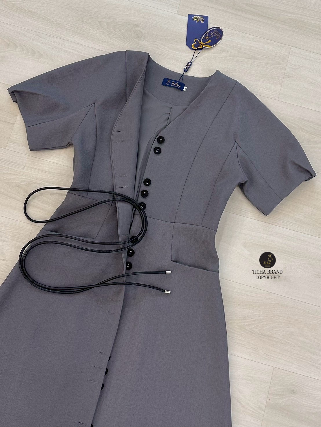 เดรสแฟชั่น เดรสยาวสีเทาคอวี แขนสั้นทรงโอเวอร์ไซส์ ดีเทลแต่งกระดุมหน้ายาว มาพร้อมเชือกผูคกคาดเอว