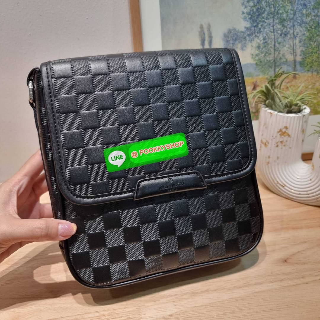 LV bass macassar monogram bag ของใหม่จัดให้หนุ่มๆ จากเคาน์เตอร์ dutyfree กับกระเป๋าสะพายทรงแมสเซ็นเจอร์ ไซส์กำลังดี เหมาะกับหนุ่มๆที่รักความคล่องตัว วัสดุหนังแท้ปั๊มลายเต็มใบ ดีไซน์คลาสสิค เปิด-ปิดด้วยกระดุมแม่เหล็ก ภายในโล่ง ใส่โทรศัพท์ได้ทุกรุ่น ใส่กระเ