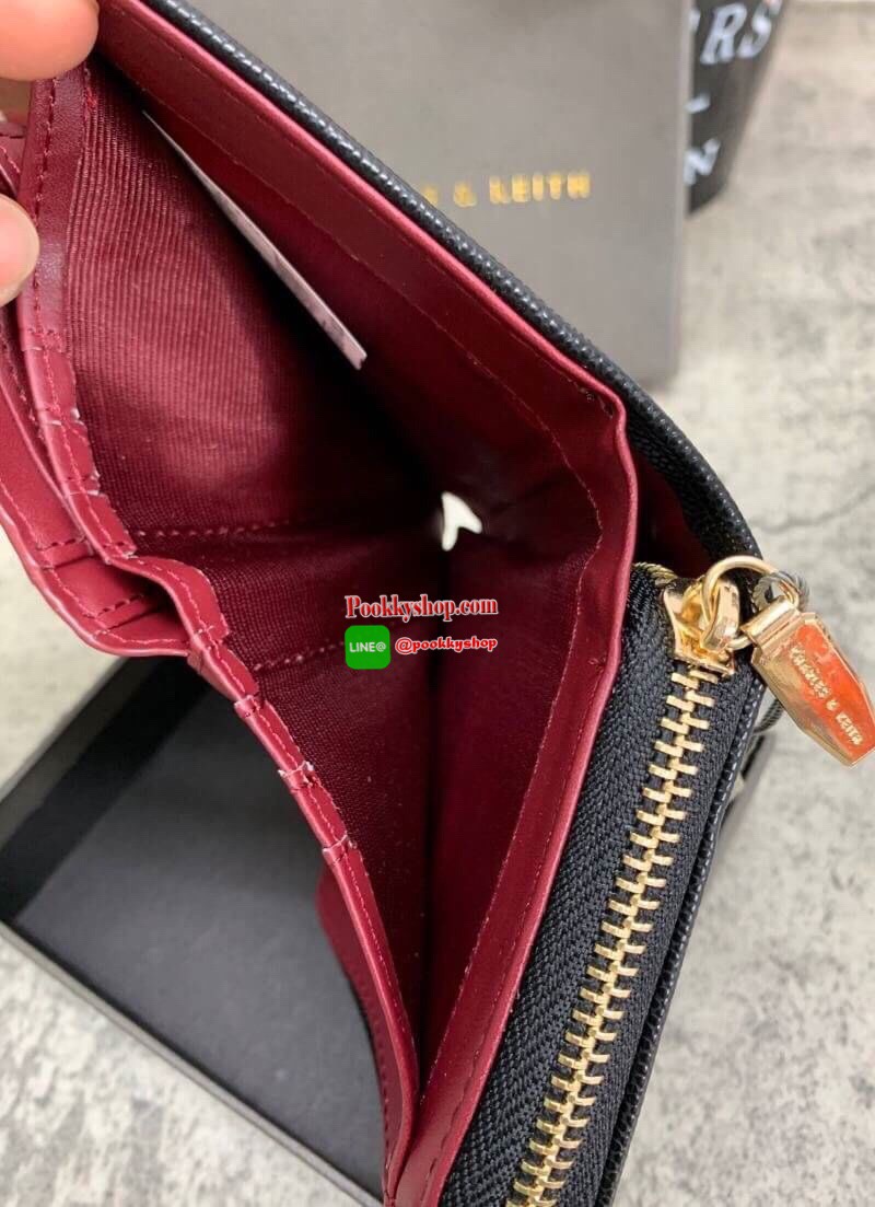 New !! CHARLES & KEITH SHORT WALLET BAG กลับมาอีกครั้ง รุ่นขายดีค่ะ!! รอบนี้สินค้าราคาพิเศษค่ะ กระเป๋าสตางค์ใบสั้น ด้านหน้ามีโลโก้แบรนด์ แยกช่องซิปออกสำหรับใส่เหรียญ ช่องหลักเปิดปิดแบบกระดุม มีช่องใส่บัตรต่างๆ ได้หลายใบนะค่ะ พร้อมช่องใส่ธนบัตรหนึ่งช่องค่ะ