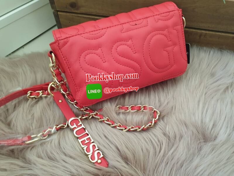 Guess Woman's Crossbody Bag กระเป๋าสะพายข้าง รุ่นนี้มีสายคล้องมือเป็นพวงกุญแจ สามารถถอดออกได้ และมีดีเทลเก๋ๆ ที่คล้องมือเป็นโลหะชื่อแบรนด์ร้อยหนัง สามารถเคลื่อนได้ในสาย เปิดปิดด้วยกระดุมแม่เหล็ก ด้านในเป็นช่องกว้าง บุผ้าลายแบรนด์ มาพร้อมสายสะพายยาวโซ