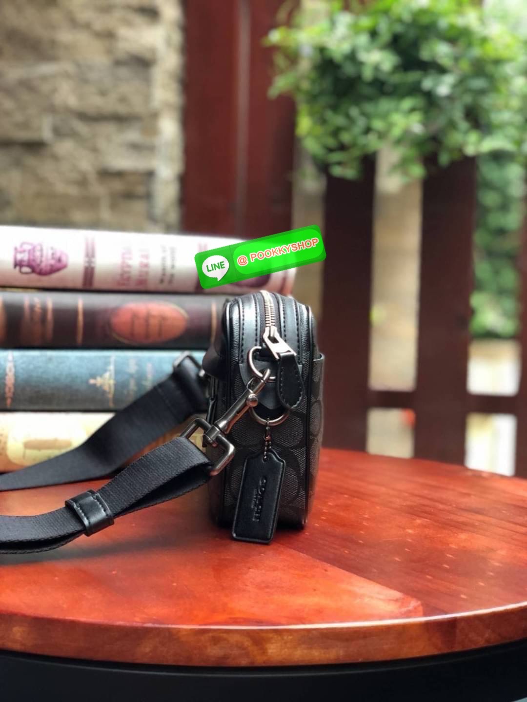 Brand : Coach Graham Crossbody Detail : กระเป๋าสะพาย crossbody ทรงเหลี่ยมชาย ใหม่ล่าสุด ภายในกว้างและ มีช่องว่างหนึ่งช่องใหญ่ ใส่ของได้จำนวนมาก สายสะพายปรับระดับได้ ถือไปทำงานก็เรียบหรู หรือจะสะพายในวันชิวๆ ก็ได้ ซื้อเป็นของขวัญให้แฟน หรือคนในครอบครัวได้เ