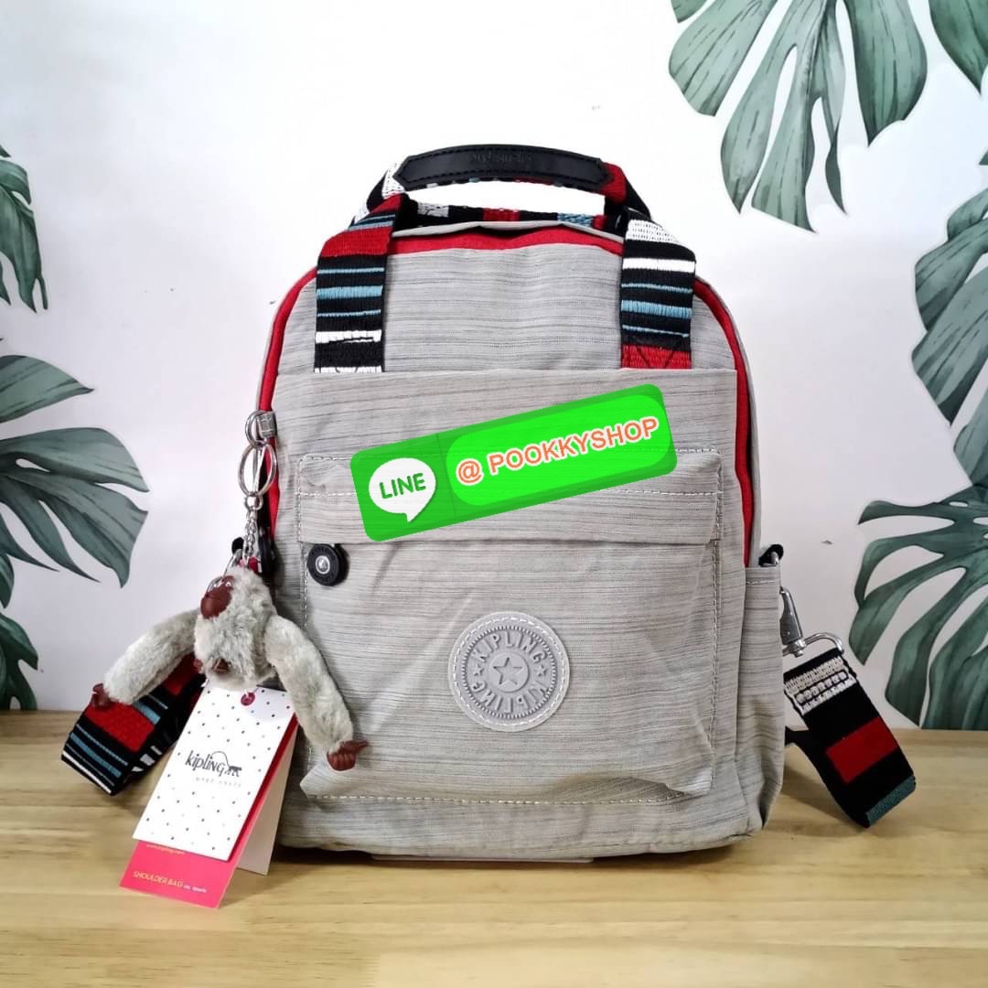KIPLING 3 WAYS MINI BACKPACK ซับในลายตาราง กระเป๋าสะพาย 3 Ways รุ่นใหม่ วัสดุ Nylon & Polyester 100% หูหิ้วหนังปั๊มชื่อแบรนด์ สายสะพายยาวเลื่อนปรับได้ free size และ สามารถถอดได้ สามารถถือหรือสะพายได้ จะสะพายไหล่ สะพายเฉียง Crossbody หรือจะคล้องสายเป็นเป้ส