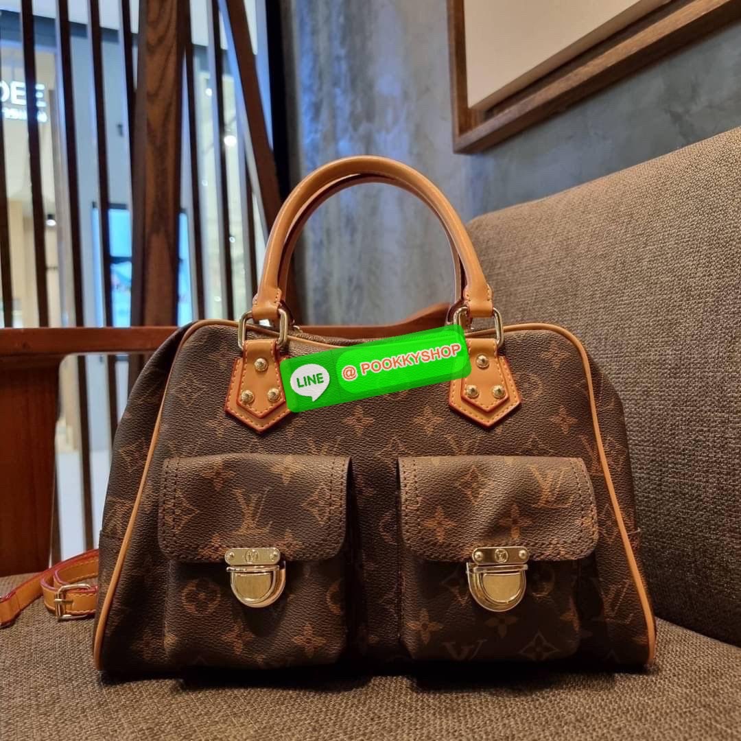 LV MANHATTAN HANDBAG กระเป๋าถือทรงผู้ดี คลาสสิค สวยหรู ไซส์กำลังสวย ราคาแสนดีจากวีไอพีพรีเมี่ยมกิ๊ฟ ดีไซน์ตกแต่งกระเป๋าเล็กด้านหน้า ใส่ของจุกจิกได้ วัสดุหนังแคนวาส ภายในโล่งกว้างมาก มีช่องซิปและช่องย่อย มาพร้อมสายสะพายครอสบอดี้ ถอดออกได้ คล้องแขนเก๋ๆ สะพา