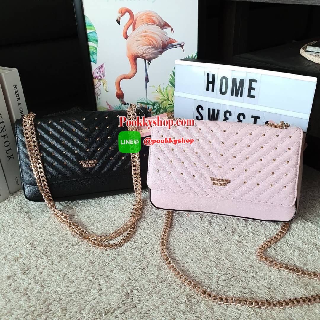 NEW ARRIVAL 2019 !! VICTORIA SECRET CROSSBODY BAG แบรนด์ดังจากอเมริกาสุดฮิตของวัยรุ่น กระเป๋าสะพาย หนังสังเคราะห์นิ่มอยู่ทรง อะไหล่ทอง ด้านหน้าประดับชื่อโลโก้แบรนด์ ขนาดน่ารักกำลังดี เปิดปิดด้วยฝากระดุมแม่เหล็ก ภายในบุลายปั้มแบรนด์ มีช่องเล็กใส่ของจุกจิก