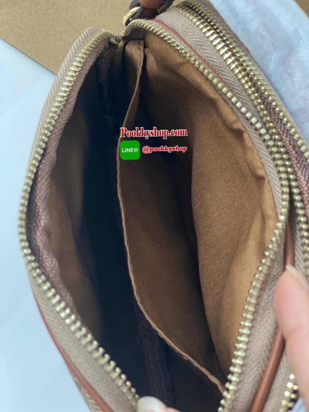 กระเป๋าสะพาย COACH เปิด - ปิดกระเป๋าด้วยซิป มีช่องใส่ของ 2 ช่องใหญ่ ด้านในมีช่องใส่ของ 1 ช่อง