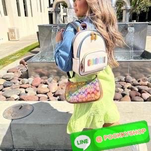 COACH MINI COURT BACKPACK WITH RAINBOW COACH ((CA624)) 🌈ต่อกันเลย สวยกันก่อน วางน้องไม่ลงเลยจริงๆค่าา😍 พร้อมส่ง! ยังไม่เข้าไทย กับกระเป๋าสะพายหลังแบบมีหูหิ้วในตัว บอกก่อนเลยว่าหนังของน้องทั้งนิ่ม ทั้งสวย อย่างดีเลยค่ะ