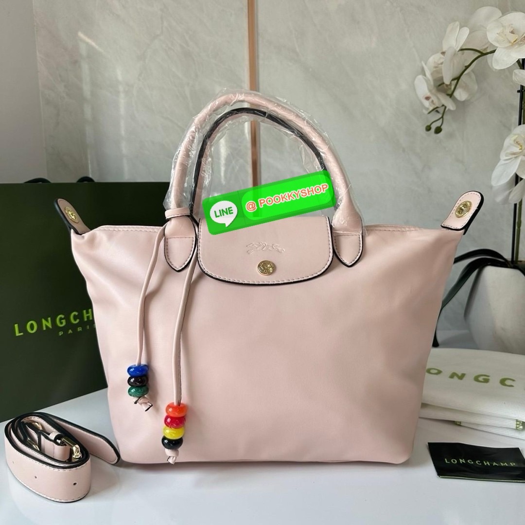 LONGCHAMP Le Pliage Xtra L Leather Handbag 🔖กระเป๋าสะพายคอสบอดี้ รุ่นใหม่โด่ดเด่นลูกเล่นของลูกปัดห้อยสีสันสดใส ทำให้กระเป๋าดูมีลูกเล่นมากขึ้น 🔖วัสดุ : หนังวัวทั้งใบนิ่มน่าสัมผัส 🔖เปิด-ปิดแบบกระดุมแป็ก มีซิปปิดปากกระเป๋าอีกชั้น ป้อง