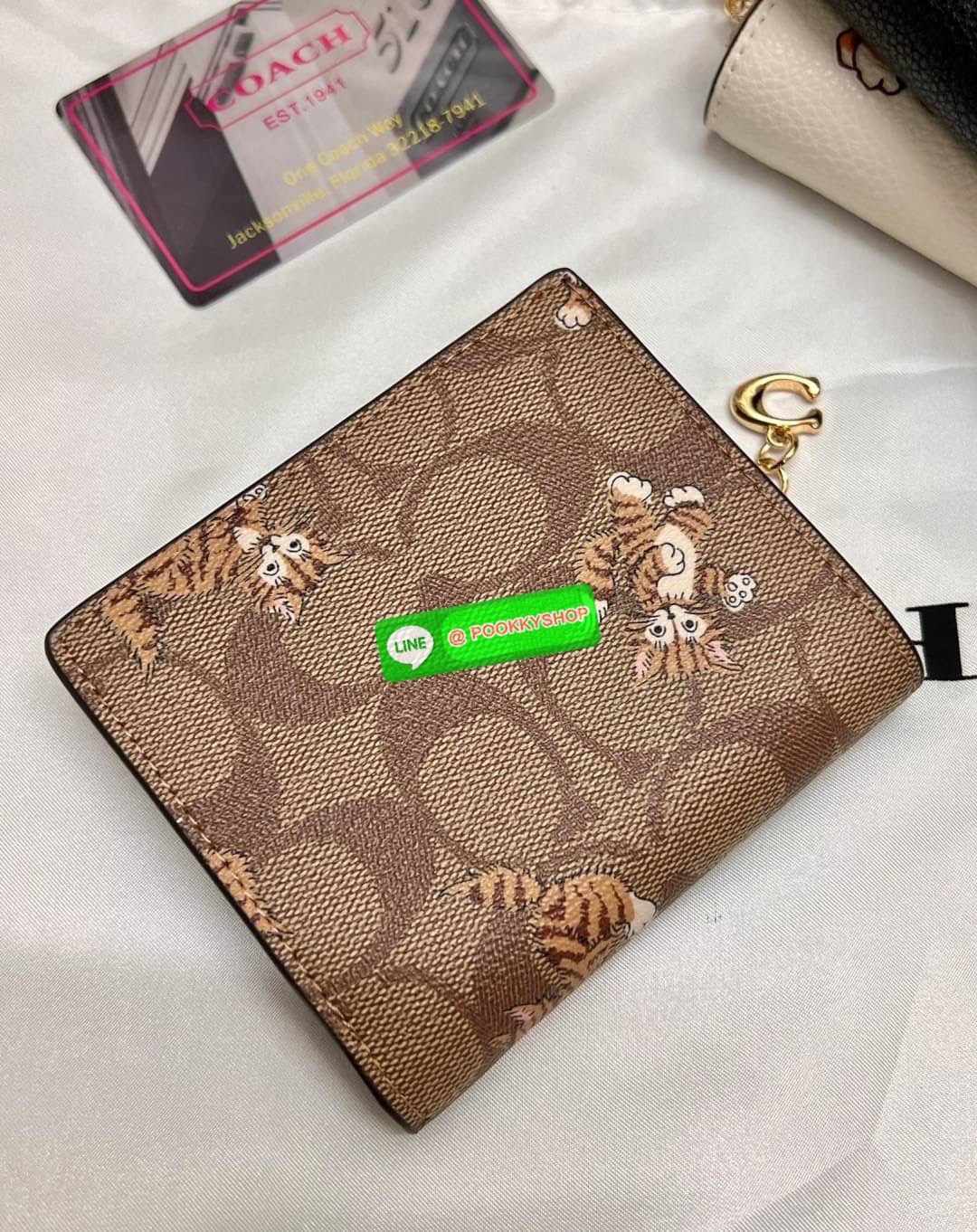 COACH SNAP WALLET ((cc472//cc920//cc922)) 🌍พร้อมส่ง ใหม่ล่าสุด สุดคิ้วว ห้ามพลาดก่อนหมดค่ะ! ✔️กระเป๋าเงินใบสั้น หนังแท้ สกรีนล์ลายน้องหมา//น้องแมว สุดน่ารักมากค่ะ ✔️เปิดปิดกระเป๋าแบบกระดุม ภายในมีช่องเสียบบัตร6ช่อง//ช่องใส่ธนบัตรตามย