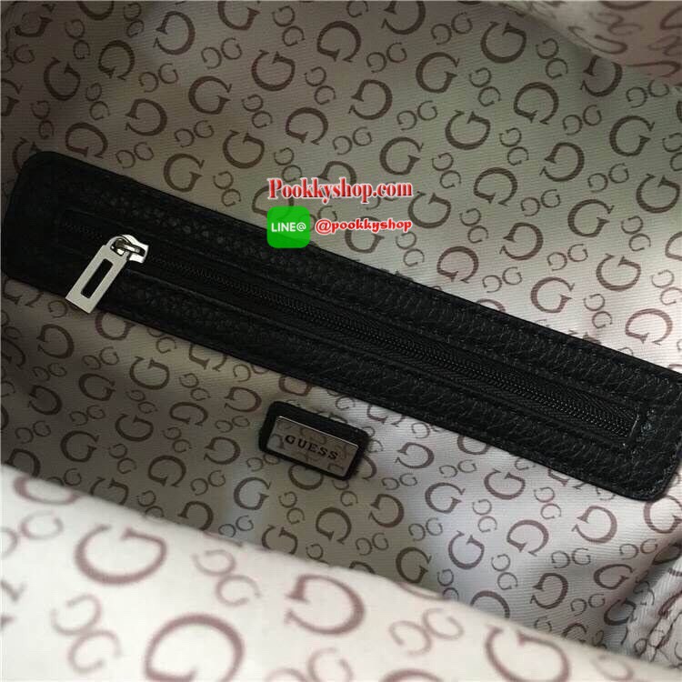 Don't Miss! GUESS WOMAN'S FACTORY BACKPACK กระเป๋าเป้ขนาดกำลังดีวัสดุหนังแกะสังเคราะห์นิ่มสวยน้ำหนักเบา มีหูหิ้วเเละสายสะพายหลังเลื่อนปรับได้ ด้านหน้ามีโลโก้และช่องซิป เปิดปิดด้วยซิปสะดวกใช้ ภายในกว้างใส่เอกสาร ipad ของใช้ได้เยอะ จะสะพายไปเรียนไ