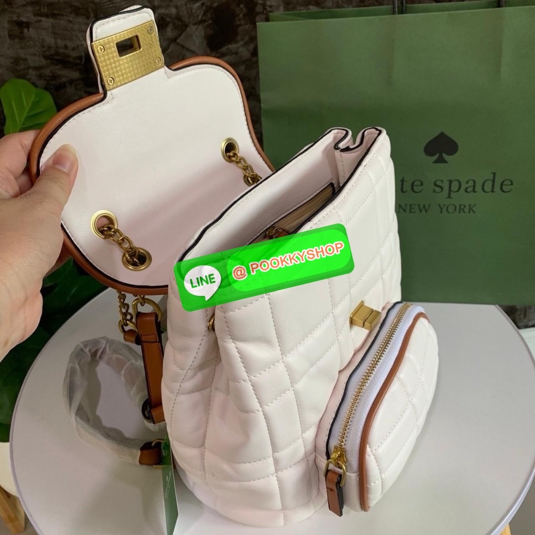 KATE SPADE NEW YORK Evelyn Small Quilted Leather Backpack กระเป๋าเป้สะพายหลังไซต์เล็กสุดคิ้ว หนังนิ่มสุดๆเย็บลวดลายตารางทั้งใบ ด้านหน้าตกแต่งต้วยชื่อแบรนด์ มีช่องเล็ก 1 ช่อง เปิด-ปิดกระเป๋าด้วยตัวล็อค ด้านในตัวกระเป๋าโล่งกว้าง จุของได้เยอะ และมีช่องซิปใส่