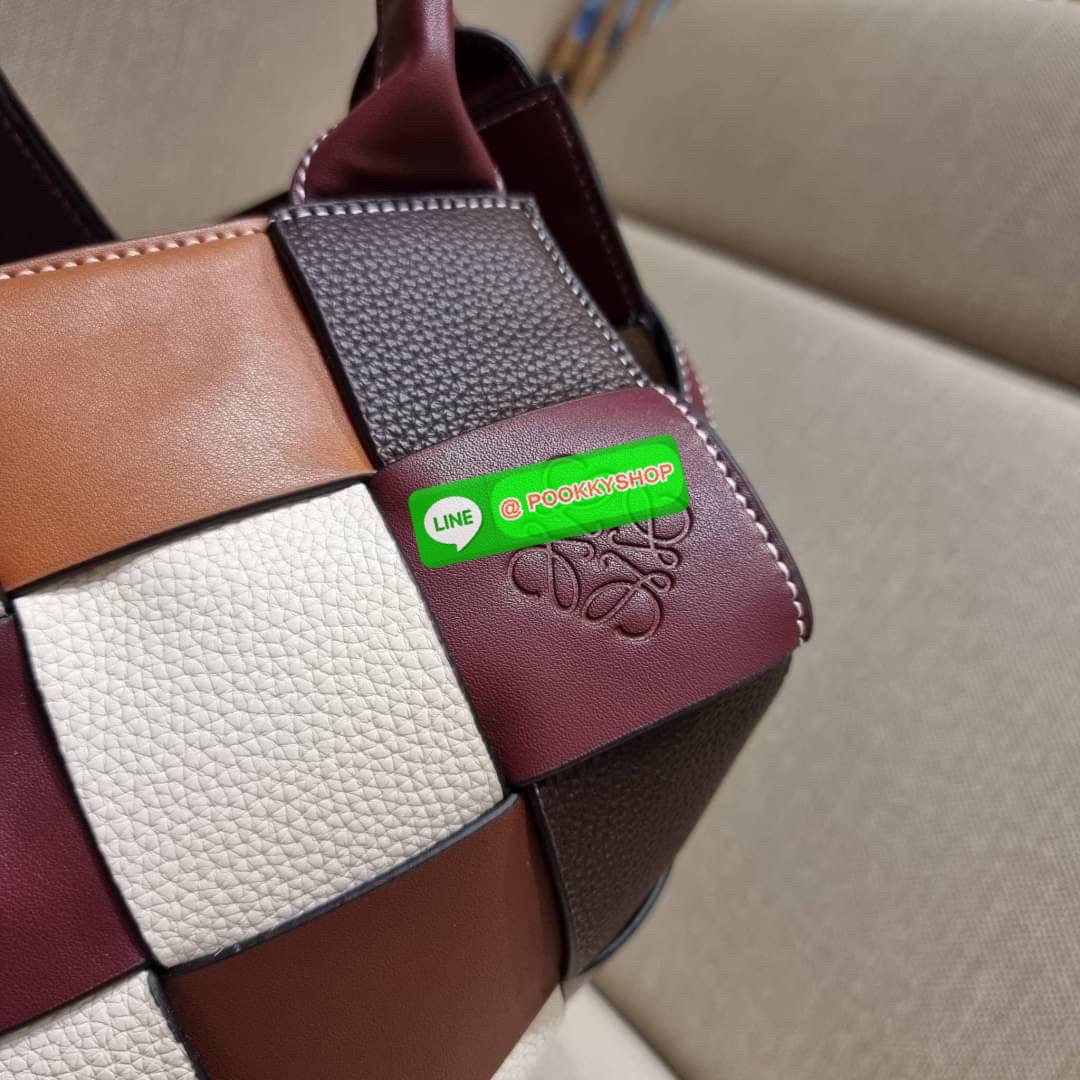 LOEWE SURPLUS LEATHER WOVEN BASKET BAG IN CLASSIC CALFSKIN ใหม่ล่าสุดและสวยที่สุด กระเป๋าสะพานที่ถักทอด้วยความปราณีต โดดเด่นด้วยสีที่จับมาคอนทราสได้ลงตัว ใบใหญ่จุได้แบบเน้นๆ วัสดุหนังวัวแท้เต็มใบ หรูเลิศ ปากกระเป๋ามีสายหนังสำหรับผูกรวบปากกระเป๋า ภายในโล่ง
