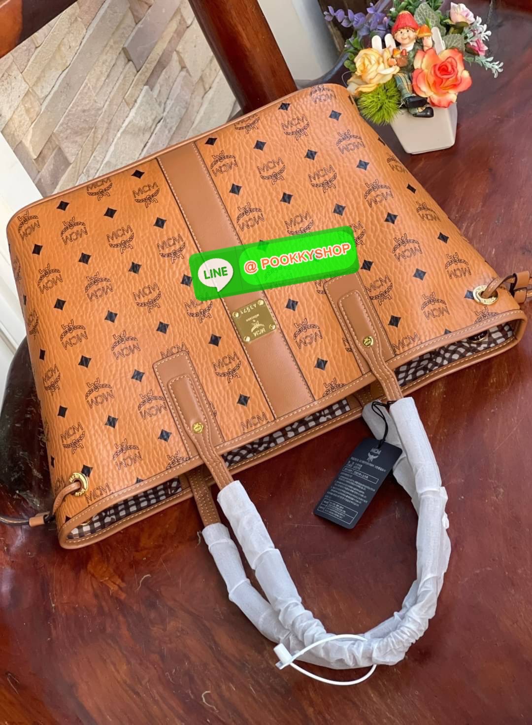 💕Mcm Liz Reversible Shopper in Visetos ขึ้นชื่อว่าเป็นกระเป๋าช็อปเปอร์ แน่นอนว่า จะต้องเหมาะสำหรับสาว ๆ ที่ชอบพกสัมภาระเยอะ ซึ่งรุ่นนี้ไม่ใช่แค่เพียงให้พื้นที่จุของกว้างขวางเท่านั้น แต่ยังออกแบบดีไซน์และรูปทรงให้มีความยืดหยุ่น มีหูรูดด้านข้างที่สา