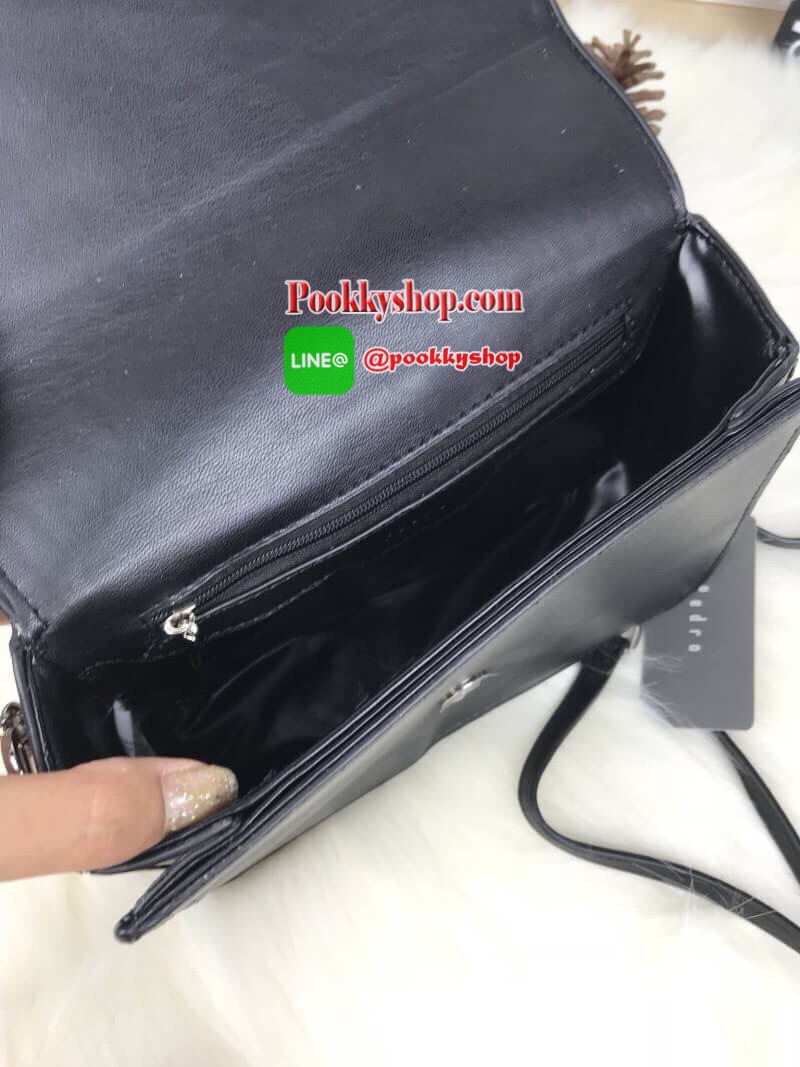 PEDRO EMBOSSED FLAP SHOULDER BAG กระเป๋าสะพายวัสดุหนังเรียบแต่งลายเดินร่องตัดกันสวยงาม เปิดปิดด้วยกระดุมแม่เหล็ก ด้านในมีช่องใหญ่ 2 ช่อง รุ่นนี้ใส่ iphone7 plus ได้ค่ะ สายสะพายยาวปรับระดับความยาวได้ตามต้องการ