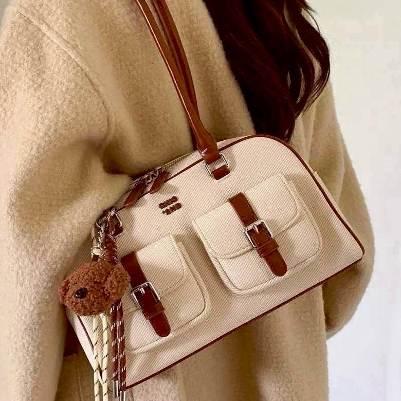 กระเป๋าสะพาย คล้องไหล่ คล้องแขน ทรง Chio2nd ดีไซน์สวยหรู โทนสีสวย กระเป๋าผ้าแคนวาสอย่างดี สายและก้นเป็นหนังสีน้ำตาล คู่สีนี้ใส่เข้าง่ายกับทุกลุค มาพร้อมพวงกุญแจ สุดน่ารัก น่าเลิฟ💓