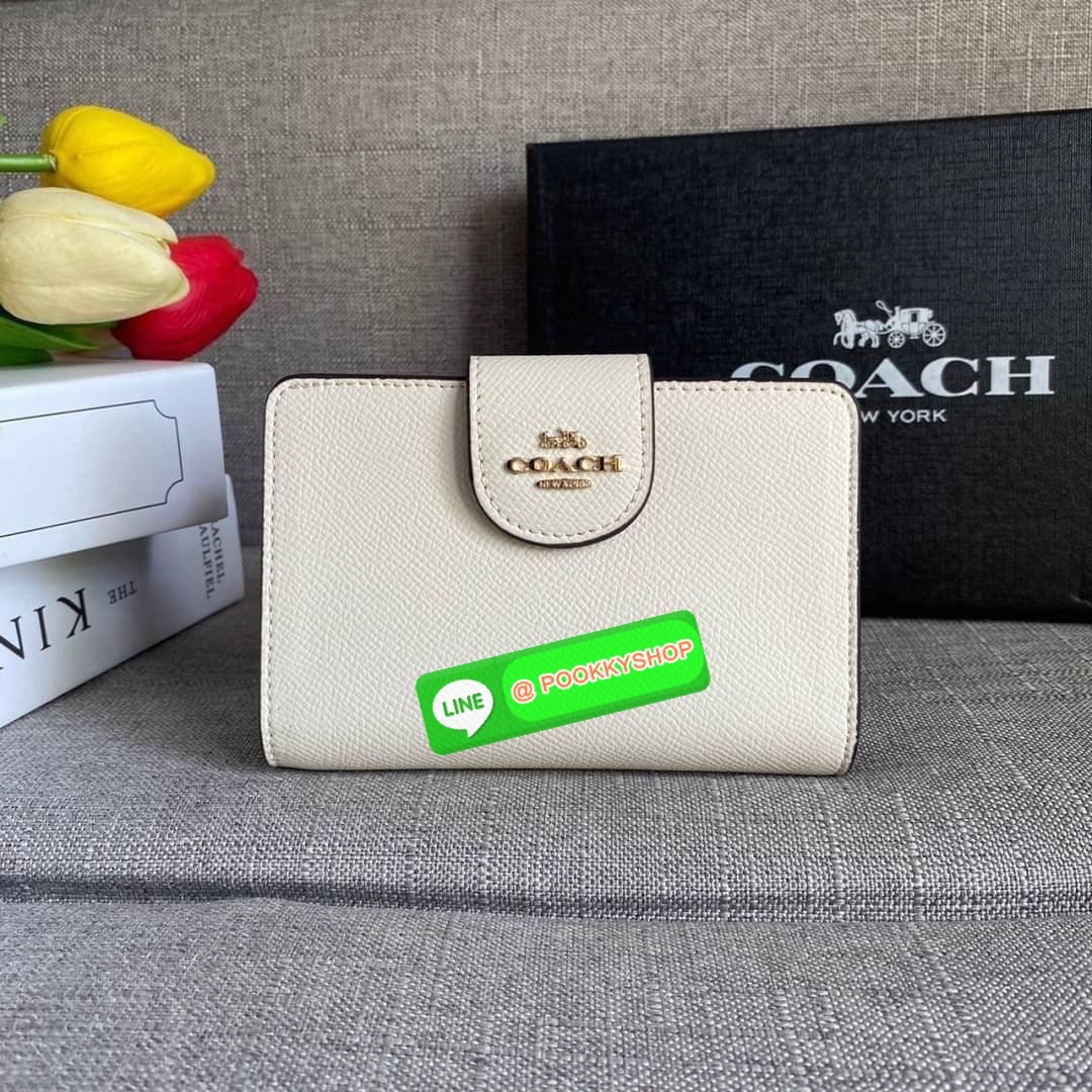 COACH 6390 MEDIUM CORNER ZIP WALLET กระเป๋าสตางค์ใบกลาง สีพื้นเรียบหรู วัสดุcrossgrain ภายในมีช่องใส่บัตรและธนบัตรได้ทุกชนิด มีช่องซิปใส่เหรียญ ขนาดกะทัดรัดพกพาง่าย คนชอบจัดระเบียบกระเป๋าสตางค์แนะนำเลยจ้า