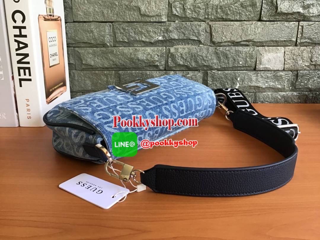 New Collection !! Guess Women’s Crossbody Bag รุ่นใหม่ชนช็อป!! กระเป๋าสะพายไหล่/สะพายข้าง/ถือเป็นคลัช มีดีเทลสวยเก๋!! วัสดุผ้ายีนส์ทอลายแบรนด์ ตัวกระเป๋าตัดขอบหนัง มาพร้อมสายหนังสะพายไหล่และสายสะพายยาวเลื่อนปรับได้ ด้านหน้าประดับโลโก้แบรนด์ มีหมุดรองฐาน4ม