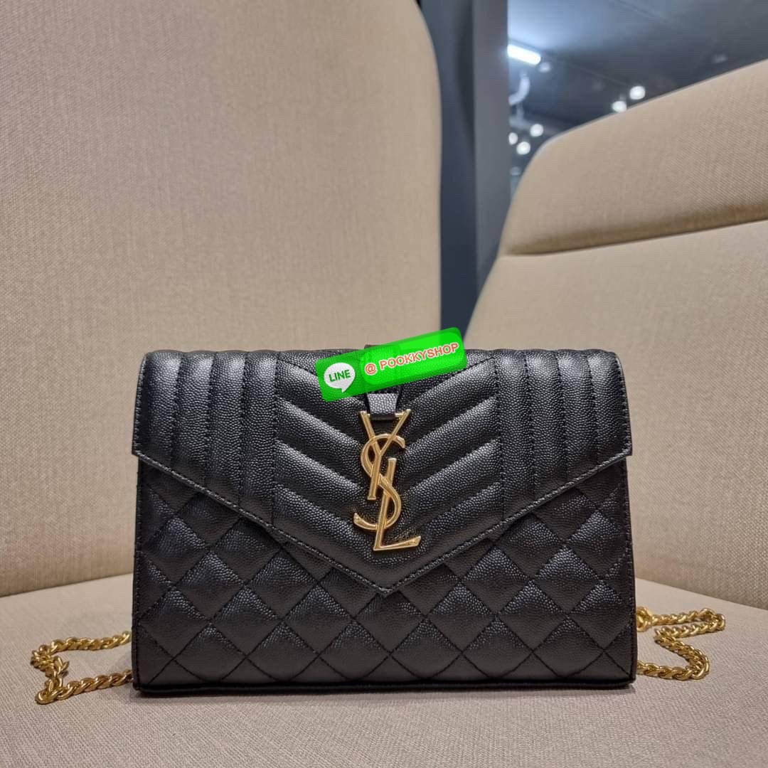 New in!! Yves Saint laurent envelope quilted with chain กระเป๋าสะพายพรีเมี่ยมกิ๊ฟ จากเคาน์เตอร์ vip dutyfree ทรง woc สุดฮอต ในดีไซน์ใหม่ ดีเทลเย็บสวยคม โดดเด่นกว่าใครแน่นอน วัสดุหนัง pepble ทนทาน ใช้งานง่ายเพียงแค่เปิด-ปิดด้วยกระดุมแม่เหล็ก ภายในแบ่งสัดส่