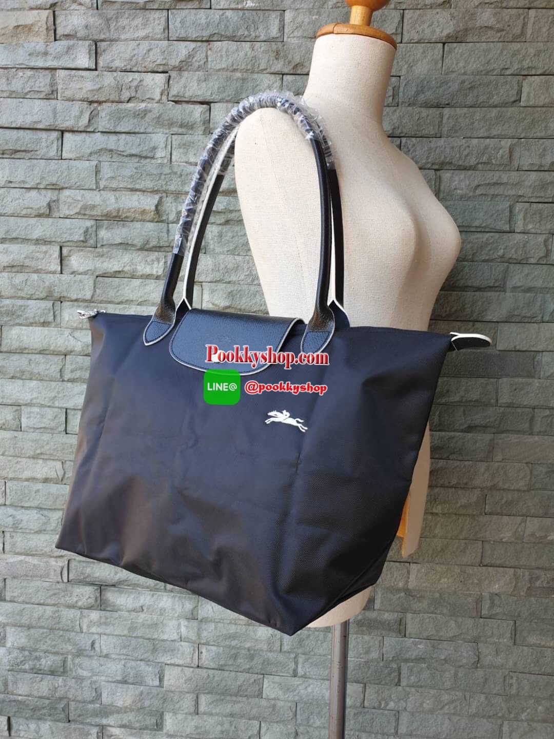Longchamp Le Pliage Club Tote Bag Size L หูยาว วัสดุเนื้อผ้า Nylon Canvas เคลือบกันนำ้ ตัดด้วยหนังแท้ที่มีน้ำหนักเบา ดีไซน์เรียบง่ายแต่เต็มไปด้วยความคลาสสิก จนเป็นที่ชื่นชอบไปทั่วโลก Longchamp ปรับโฉม LE PLIAGE ด้วยการปักลายรูปม้า-ตราสัญลักษณ์ของแบรนด์บนผ