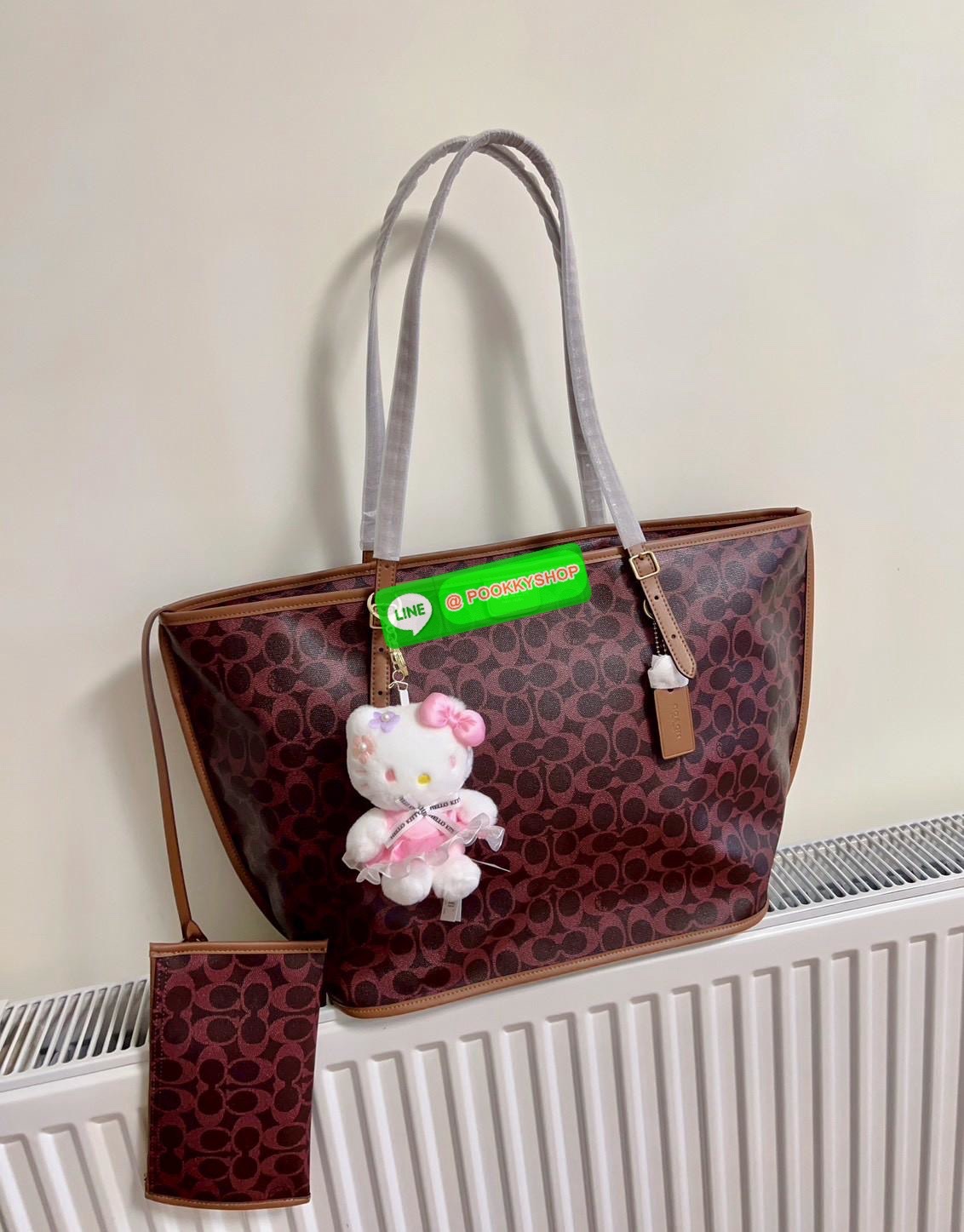 📸NEW ARRIVAL!🎉🎉 พร้อมสีใหม่ล่าสุด (อาจจะยังไม่มีในไทย) สาวๆที่ชอบใบใหญ่ใส่จุ รุ่นนี้คือคำตอบที่ดีที่สุดเลยค่าา👏 Coach Taxi Tote Bag In Signature Canvas 📌ฟรีน้องKitty สุดน่ารัก ตามรูปให้หนึ่งตัวค่า‼️