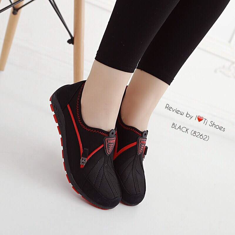 มาเพิ่มแว้วววววจร้า พร้อมส่งเลยจร้าไม่ต้องรอ!!! แบบขายดีเวอร์ มากี่รอบก็ไม่เคยพอ รองเท้าผ้าใบเพื่อสุขภาพ ใส่ง่าย ถอดง่าย ไม่ต้องนั่งผูกเชือก พื้นยางอย่างดี น้ำหนักเบา ใส่นิ้มนิ่ม เดินนุ่มสบาย ใส่ชิวๆ ดีงามฝุดๆ เป็นรุ่นแนะนำเลย ใครที่พลาดรอบที่แล้วอย่ามัวร