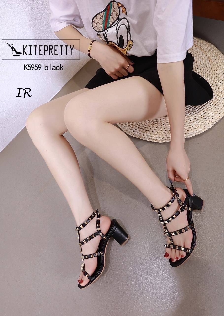 แบบขายดีมาก!!! พร้อมส่ง อะไหล่ขาดไปหลานเดือน Style Valentino หนังเงานิ่มแต่งอะไหล่หมุดงานตอกอย่างดี สายรัดข้อตะขอเกี่ยวปรับได้ ส้นสูง 3 นิ้ว ใส่สวย เปรี้ยว เฉี่ยว สะดุดตา เป็นอีก 1 คู่ที่จะกลายเป็นไอเท็มโปรดสำหรับสาวๆ