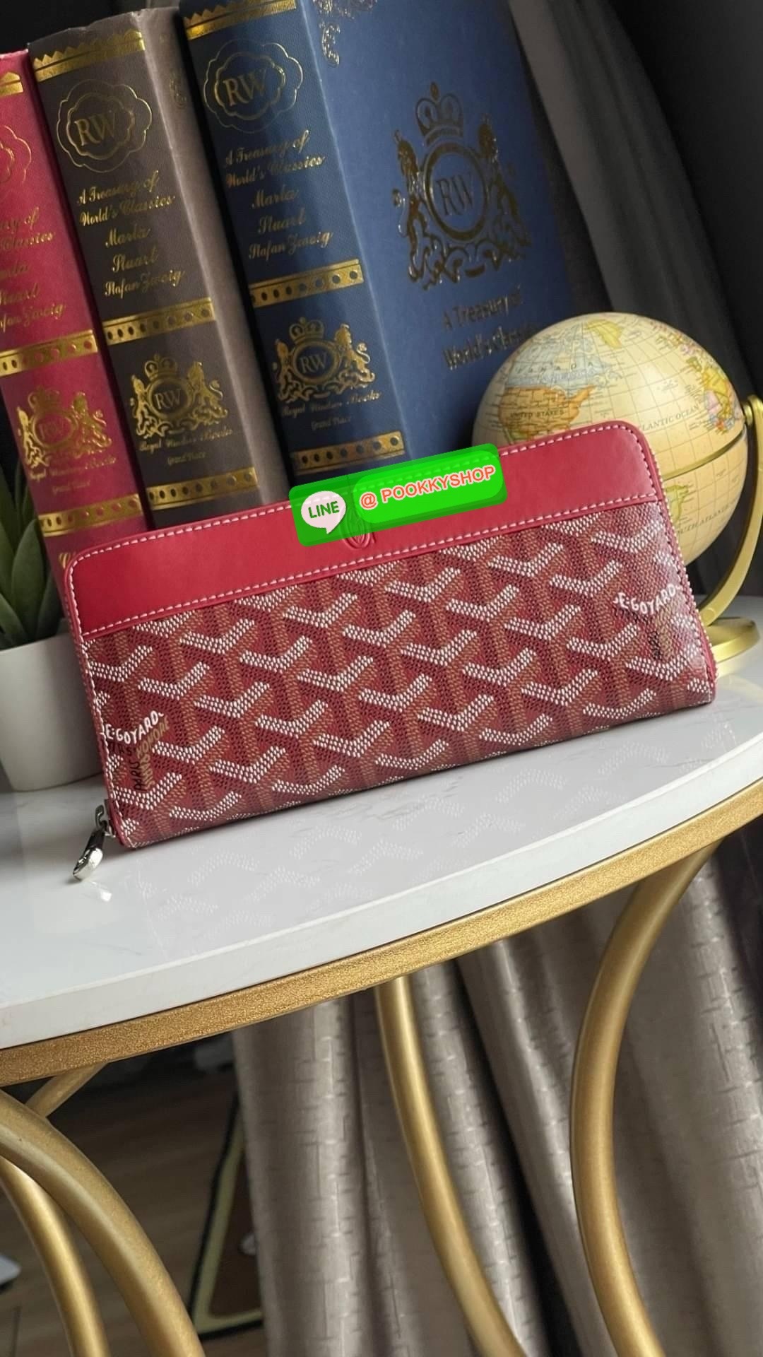 Goyard Matignon GM Wallet แบรนด์สัญชาติฝรั่งเศสที่มีความคลาสสิคและลวดลายอันเป็นสัญลักษณ์ อีกหนึ่งรุ่นที่แนะนำ กระเป๋าสตางค์ แบบยาว Matignon GM ที่มีซิปปิดสนิทและปลอดภัย ช่องใส่การ์ด 12 ช่อง ช่องซิปตรงกลาง และช่องเก็บของขนาดใหญ่ 2 ช่อง ช่วยให้คุณเก็บการ์ด