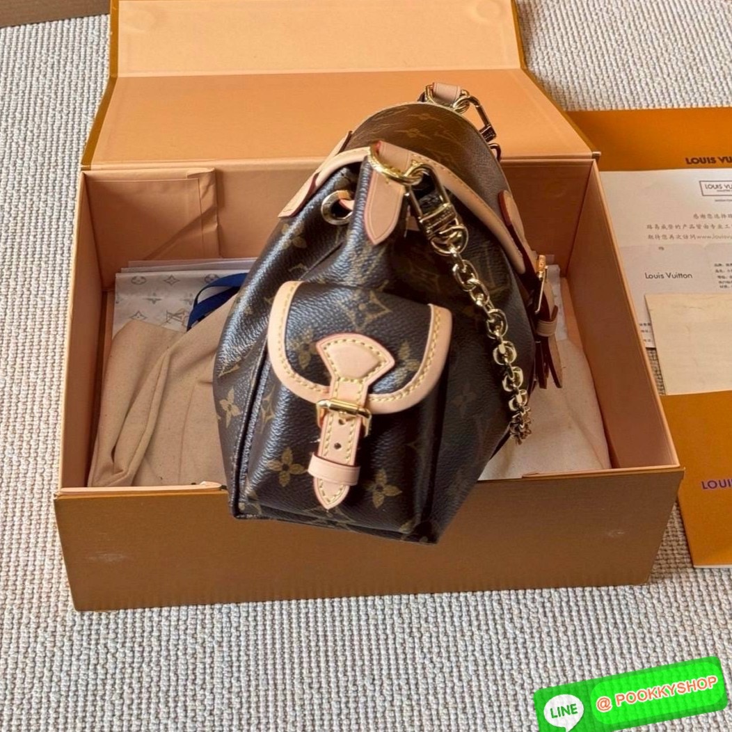 LV Odyssee bag Monogram Canvas กระเป๋าสะพายดีไซน์ใหม่งานหนังแคนวาสแท้ คอลเลกชันประจำฤดูกาล Pre-Fall 2025 ออกแบบมาเพื่อเชิดชูมรดกล้ำค่าที่สืบทอดจากรุ่นสู่รุ่น ดีไซน์ทันสมัยใช้งานได้ทุกวัน Monogram แคนวาสเป็นเอกลักษณ์ ยกระดับด้วยตัวล็อกสีทองและสายโซ่ตกแต่งแ