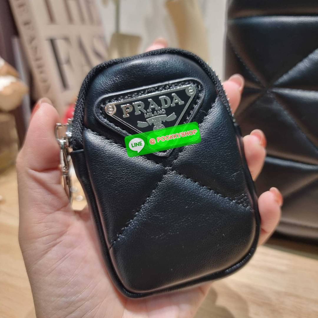 PRADA LEATHER PADDED BAG ใหม่ล่าสุด กับคอลเลคชั่นที่ทำออกมาตอบโจทย์ได้ทุกไลฟ์สไตล์ และเป็นยูนิเซ็กส์ กับกระเป๋าทรงโท้ท ขนาดกำลังดี วัสดุหนังแท้ ตัดเย็บเดินเส้นลายตาราง ปากกระเป๋ามีซิปเปิดปิด ภายในเป็นช่องโล่ง มีช่องแยกให้ มาพร้อมสะพายข้างและใบลูก ให้ได้สน