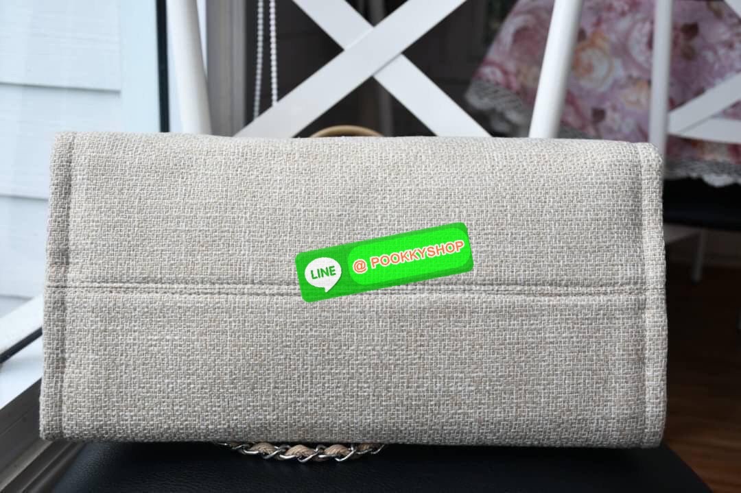 premium gift Chanel Tote canvas จากแบรนด์ Chanel กระเป๋าสะพาย Chanel Tote canvas โลโก้ปักกระเป๋าทรง Tote ผ้า canvas เนื้อหนาอย่างดีมีซับใน ด้านหน้าปักโลโก้ไข่มุกแบรนด์หรู หูจับมี 2 แบบคือ แบบสายหนัง และ โซ่ สามารถสะพายไหล่ได้คะ ใบใหญุจุของคุ้ม แต่น้ำหนักเ