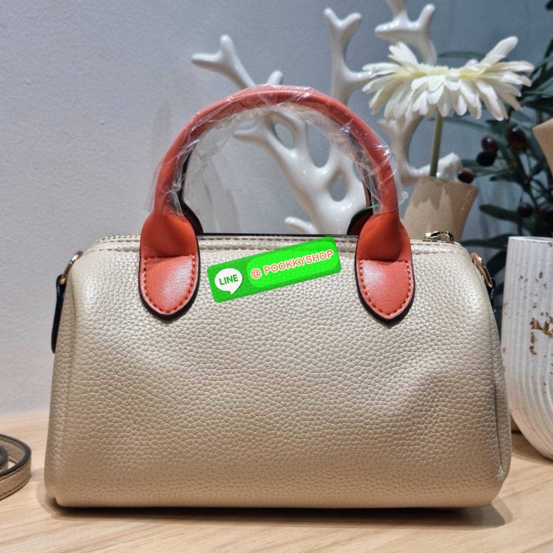 Longchamp le pliage xtra XS leather crossbody bag 🔆 Details มาใหม่! กับกระเป๋าถือ/สะพายรุ่นยอดฮิต ที่มาในดีไซน์ทูโทน โดดเด่นมีกิมมิค น่ารักน่าใช้สุดๆ รูปทรง cylinder ใช้งานง่าย ฝากระเป๋ามีช่องเล็กๆให้ได้ใส่บัตร ใส่ธนบัตรแบบหยิบจับง่ายๆ ช่องหลักเป็