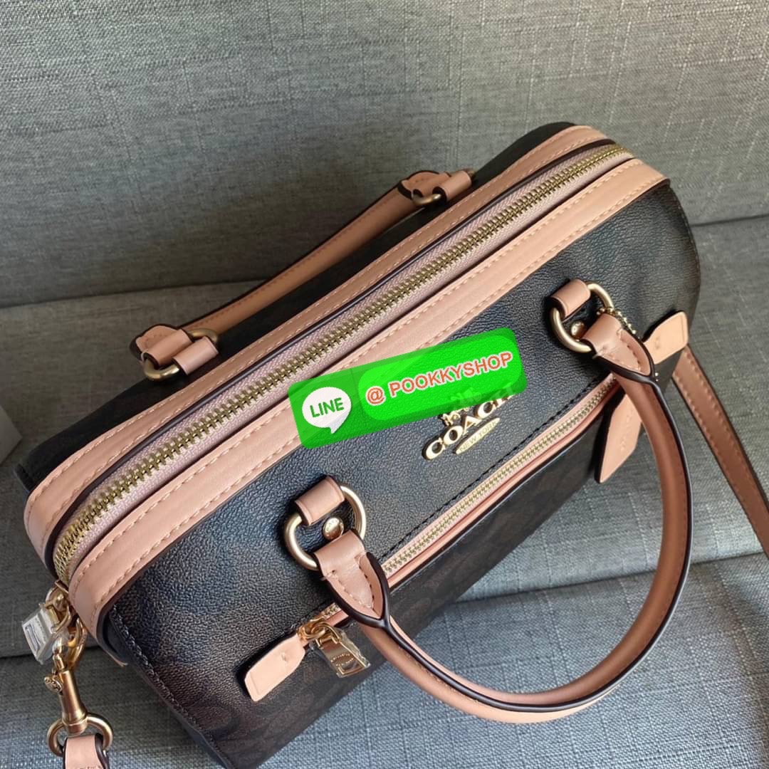 COACH ROWAN SATCHEL IN SIGNATURE CANVAS (COACH F83607) เป็นอีกรุ่นมาแรงสุดๆ ร้อนแรงไม่เบา โดดเด่นอย่างลงตัวกับรุ่นนี้ หมอน 10" รุ่นมีช่องซิปด้านหน้า สามารถแยกเก็บของสำคัญๆได้อย่างเป็นสัดส่วน สำหรับใครที่ชอบกระเป๋าที่จุของได้เยอะๆ รุ่นนี้ตอบโจทย์ได้เล