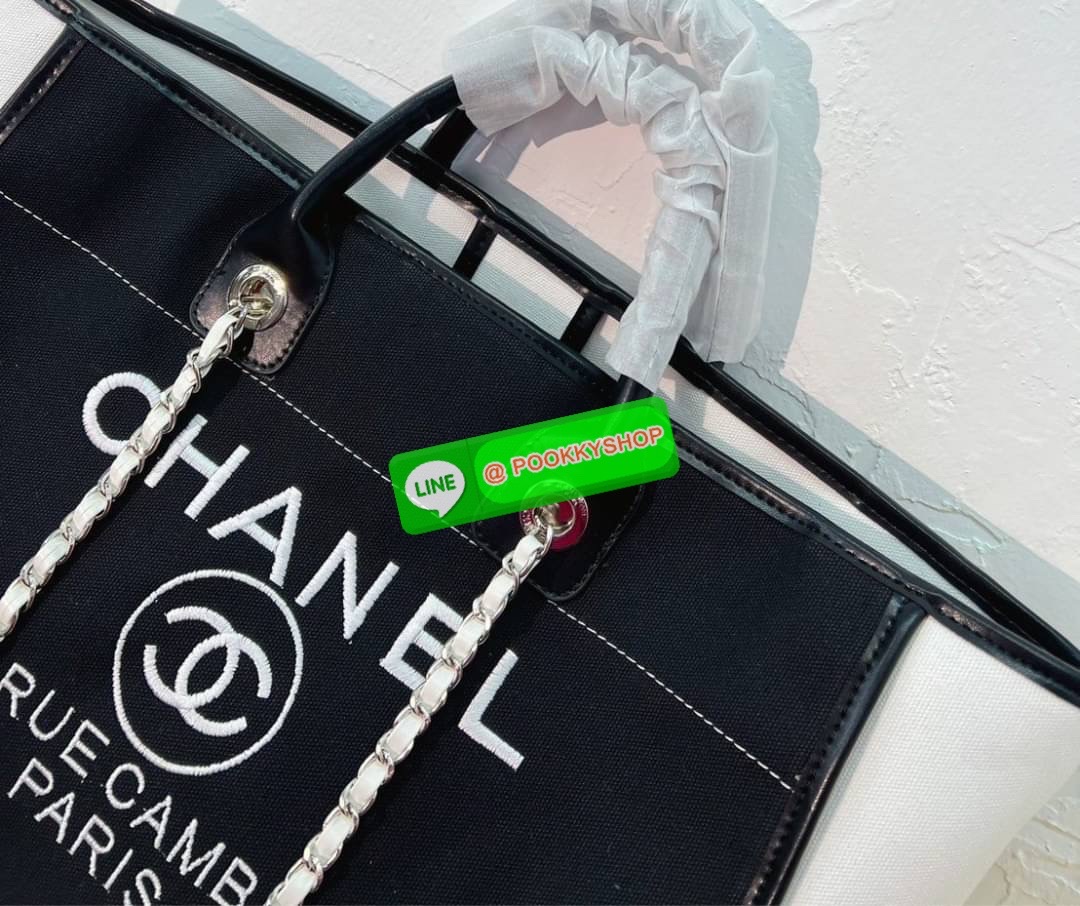 🌟 New Arrival !! รุ่นที่สาวๆรอคอย CHANEL CANVAS TOTE BAG จากงานพรีเมี่ยม VIP GIFT รุ่นดังเลยค้า SIZE ใหญ่อลัง ตัวกระเป๋าเป็นผ้า CANVAS เนื้อดีสมราคา อะไหล่เงินปั้มแบรนด์แท้ทั้งใบ ด้านหน้าปักแบรนด์สุดหรู จุของได้เยอะมากก มีช่องซิป/ใส่ของเป็นสัดส่วน