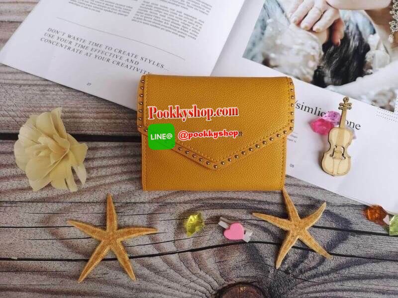 CHARLES & KEITH STUD DETAIL ENVELOPE WALLET กระเป๋ารุ่นใหม่ชนช็อป ด้านหน้าแต่งหมุดและมีโลโก้แบรนด์ ฟังก็ชั้นครบ ไม่ว่าจะใส่บัตร 6 ใบ ใส่ธนบัตรตามยาว ช่องซิปใส่เหรียญ เปิดปิดด้วยกระดุม ใช้งานง่ายและยังจับถนัดมือ ใช้กับกระเป๋าไซส์มินิได้เก๋กู้ดดด