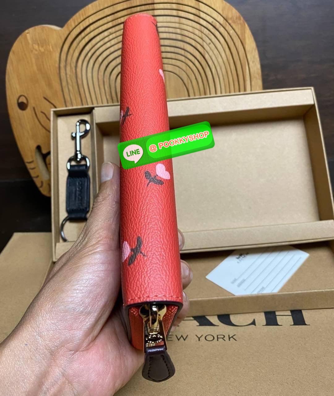 COACH ACCORDION ZIP WALLET IN SIGNATURE CANVAS กระเป๋าสตางค์ใบยาว ซิปรอบ ใช้งานง่าย ด้วยฟังค์ชั้น ด้านใน ใส่บัตรได้จุใจ มีช่องซิปใส่เหรียญตรงกลาง โดนใจหลายๆคนไปเรียบร้อยและคลาสสิค เรียบหรูดูแพงตลอดกาล ยกให้รุ่นนี้เลย