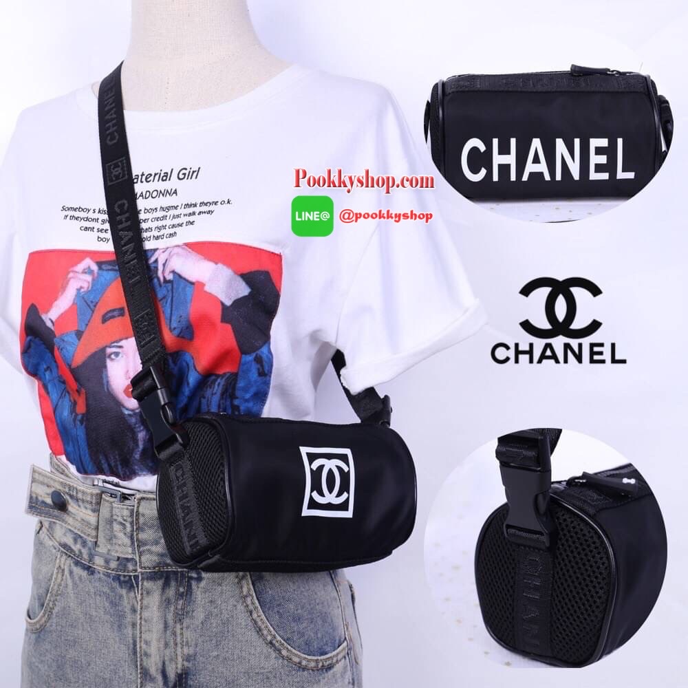 Chanel Black Sport Line Mini Duffle Bag กระเป๋าใช้ได้ 2 ด้าน วัสดุเป็นผ้าไนล่อน เปิด-ปิด แบบซิป ด้านนึงสกรีนโลโก้แบรนด์ อีกด้านสกรีนคำว่า Chanel มีป้าย not for sale เป็น makeup bag สายสะพายยาวสามารถปรับได้ ปรับเป็นสะพายไหล่ได้ ใส่ของได้เยอะ ใส่กระเป๋าสตาง