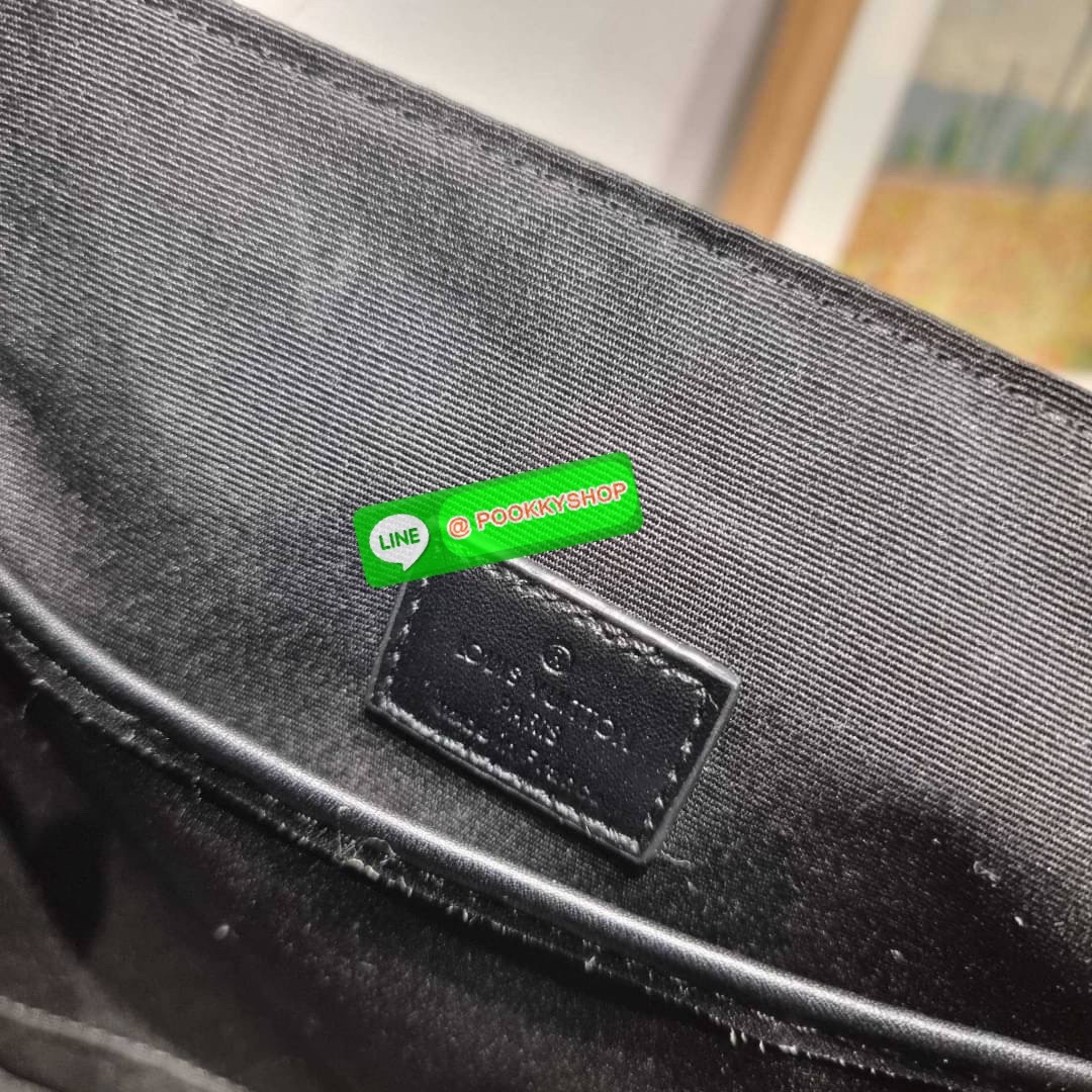 LV bass macassar monogram bag ของใหม่จัดให้หนุ่มๆ จากเคาน์เตอร์ dutyfree กับกระเป๋าสะพายทรงแมสเซ็นเจอร์ ไซส์กำลังดี เหมาะกับหนุ่มๆที่รักความคล่องตัว วัสดุหนังแท้ปั๊มลายเต็มใบ ดีไซน์คลาสสิค เปิด-ปิดด้วยกระดุมแม่เหล็ก ภายในโล่ง ใส่โทรศัพท์ได้ทุกรุ่น ใส่กระเ