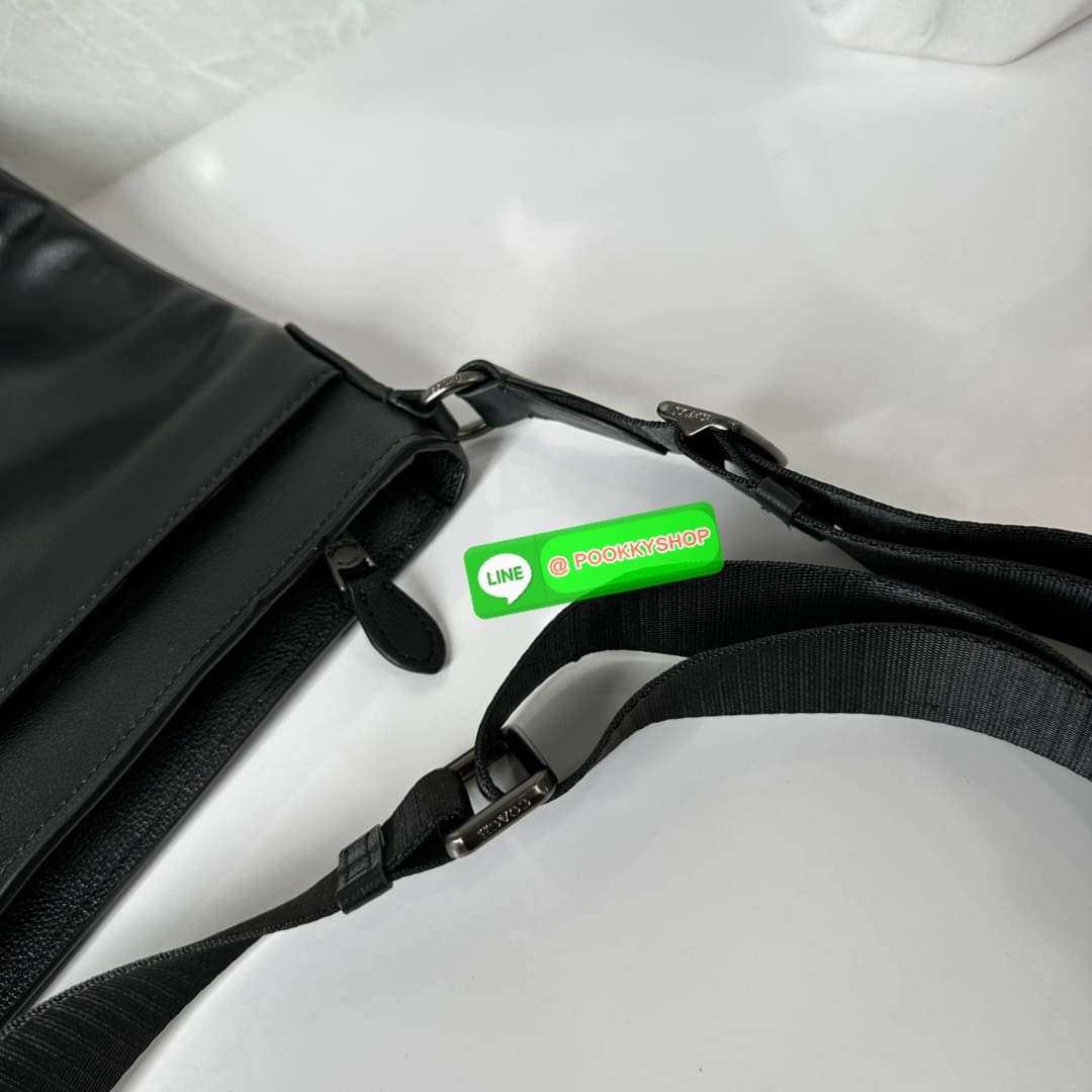 COACH F26068 CHARLES CROSSBODY IN SIGNATURE CANVAS WITH VARSITY STRIPE 🔖กระเป๋าสะพายและคอสบอดี้ โดดเด่นด้วยแทบตัดสีฟ้า 🔖วัสดุ:หนังแคนวาสตัดหนังแท้ 🔖เปิด-ปิดด้วยซิป ภายในมีช่องลับ 2 ช่อง มีช่องซิปแยก 🔖สายสะพายสามารถปรับระดับ